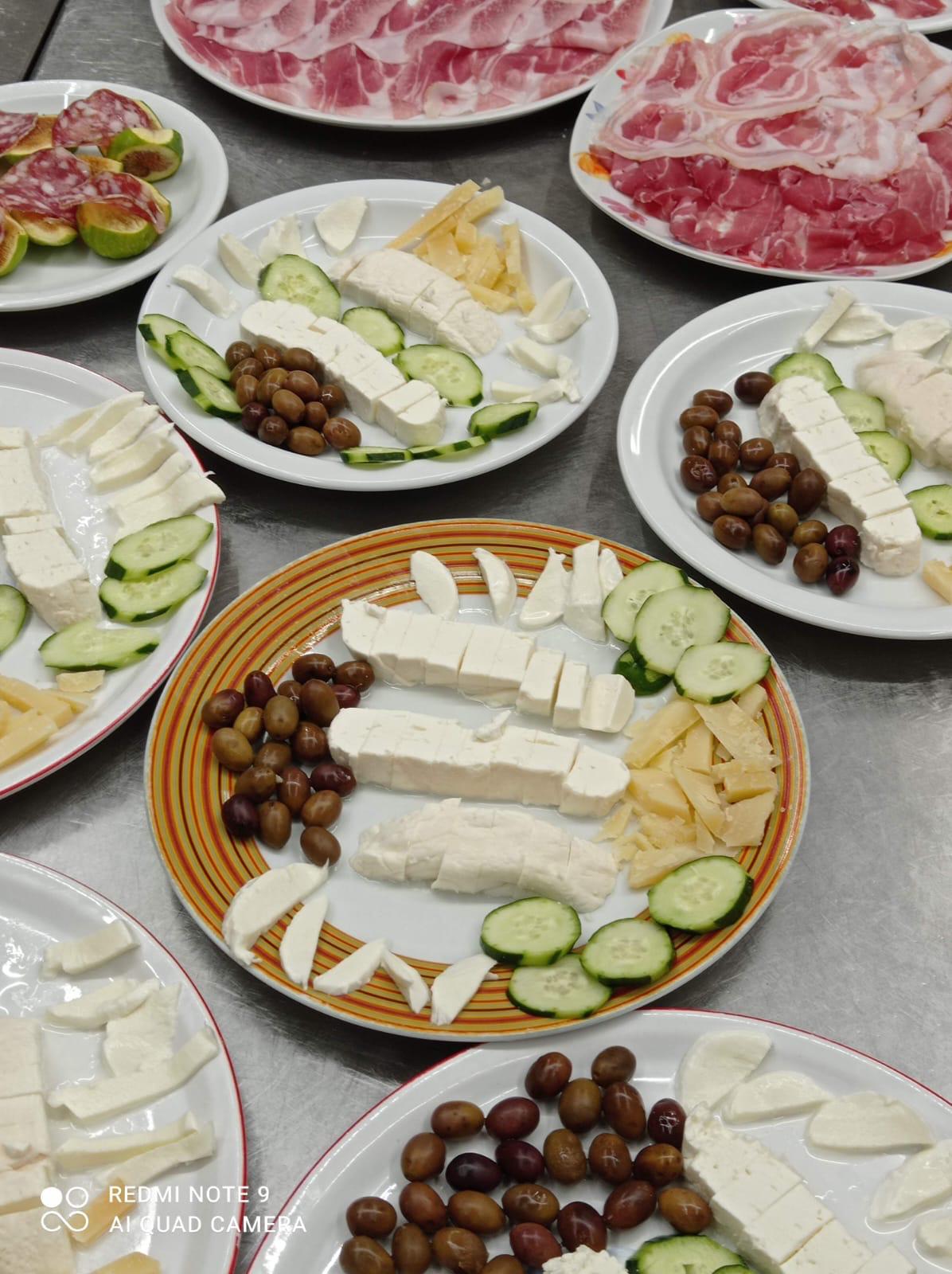 antipasti misti di salumi e formaggi, olive, e il nostro olio