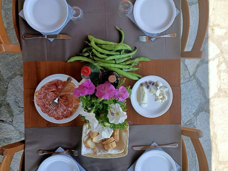 Fave e salame accompagnati da formaggi assortiti serviti nel nostro dehor